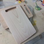 Planche à découper en bois massif avec poignée – 32 × 19 cm – Image 2